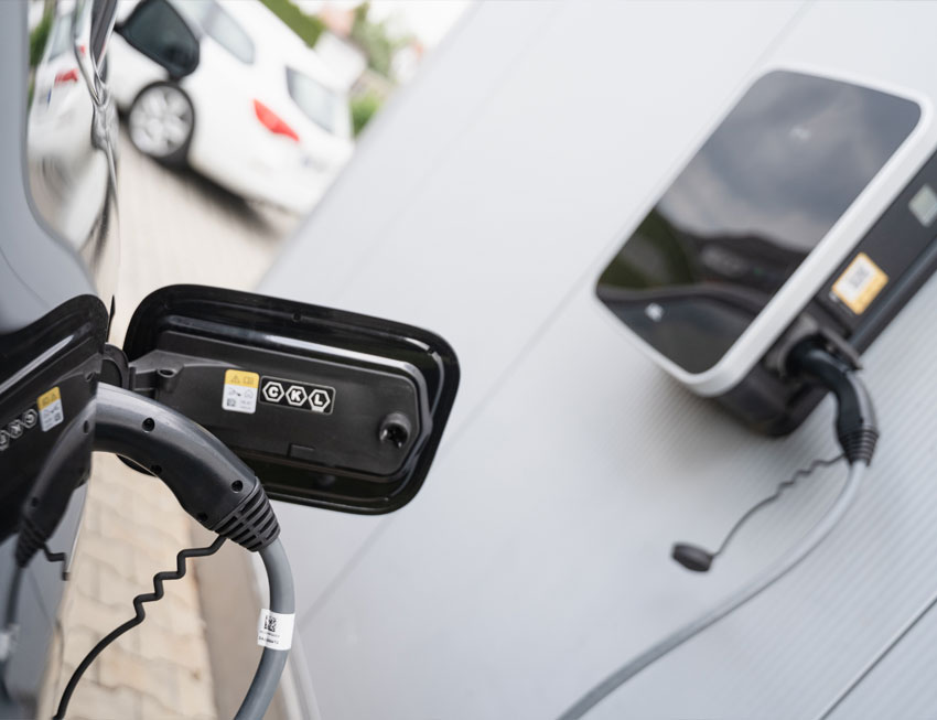 ladesaeule Auto lädt gerade an einer E-Ladesäule